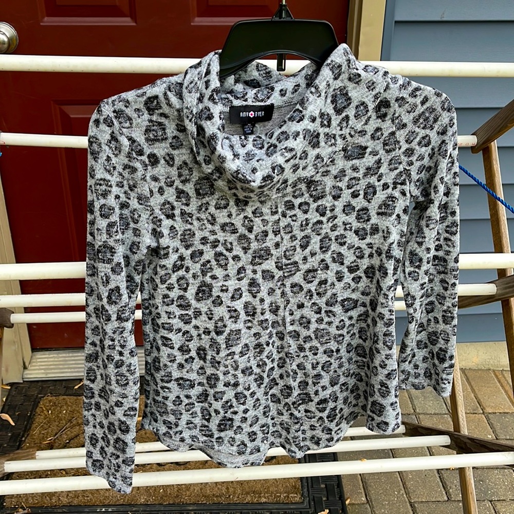 Size 10-12 (M) girl’s sweater